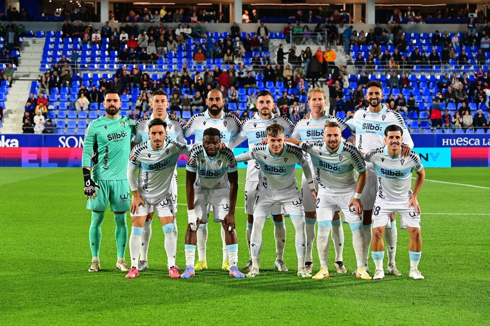 Formación inicial del Cádiz, con la segunda vestimenta.