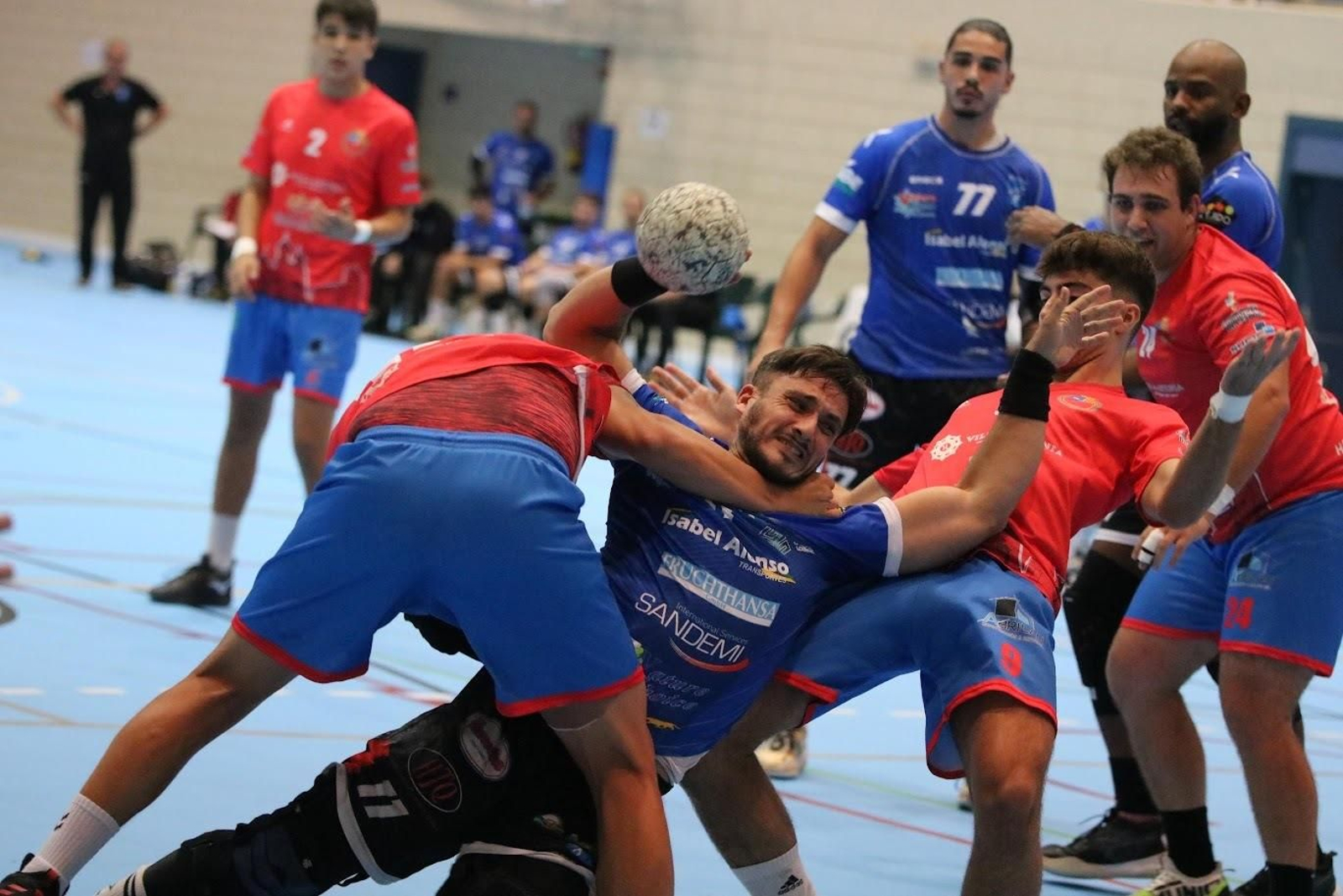 Un jugador canterano-sureño trata de zafarse de la oposición de un rival en el encuentro de ida.