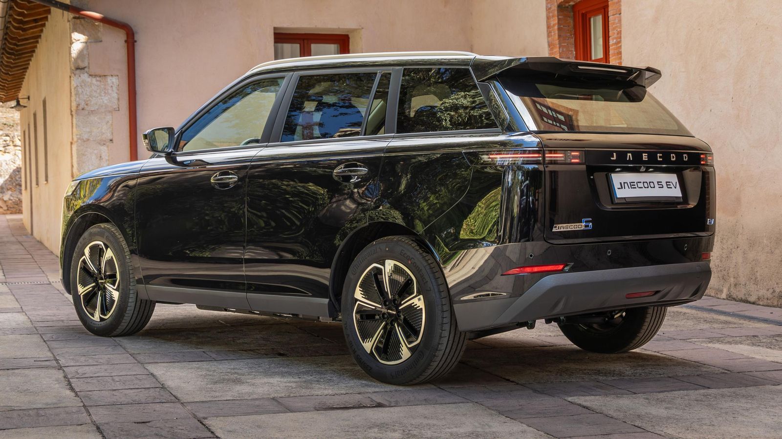 La paleta de colores de colores para la carrocería la componen los Negro Crystal Black, Blanco Aura, Verde Posidonia, Azul Índigo o Gris Antracita, además de combinaciones bitono en el acabado más alto.