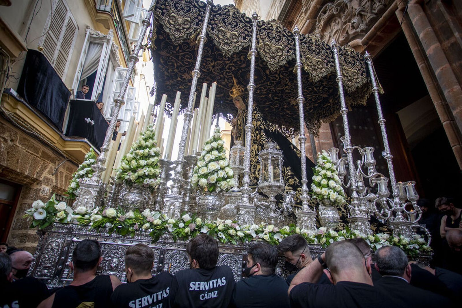 Flores en el paso de la Virgen de los Dolores, este viernes en Cádiz.