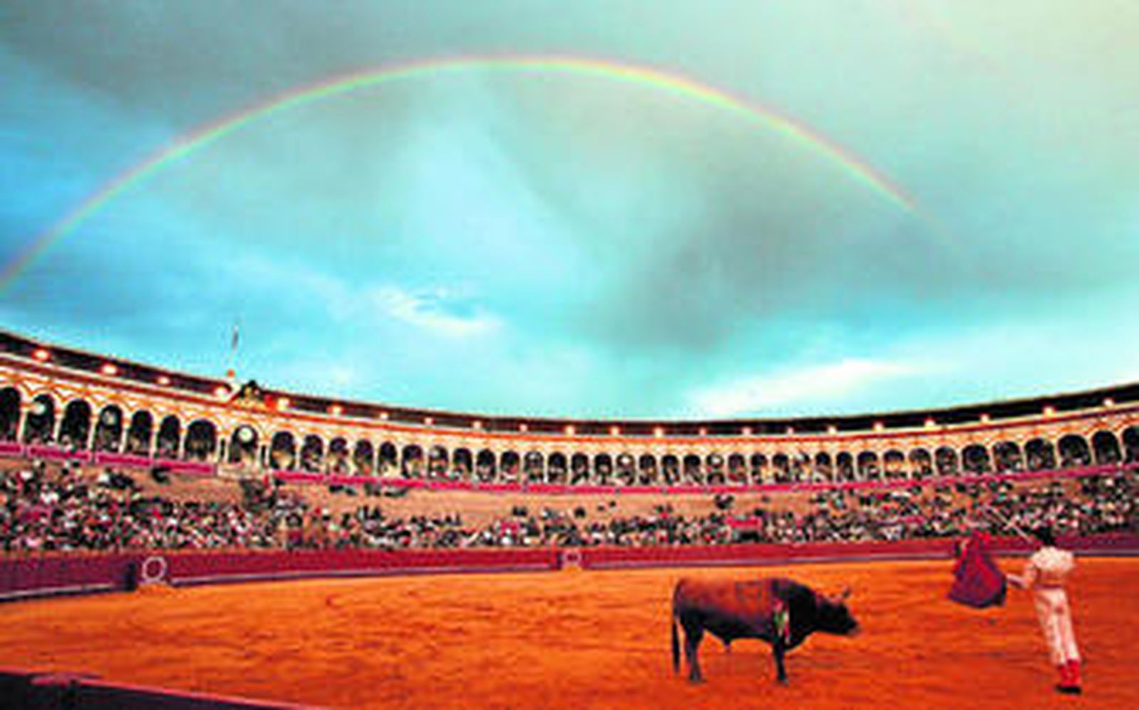 Bella estampa, con Alfonso Oliva Soto cuadrando al sexto toro, entretanto lucía el arcoíris sobre la Maestranza.