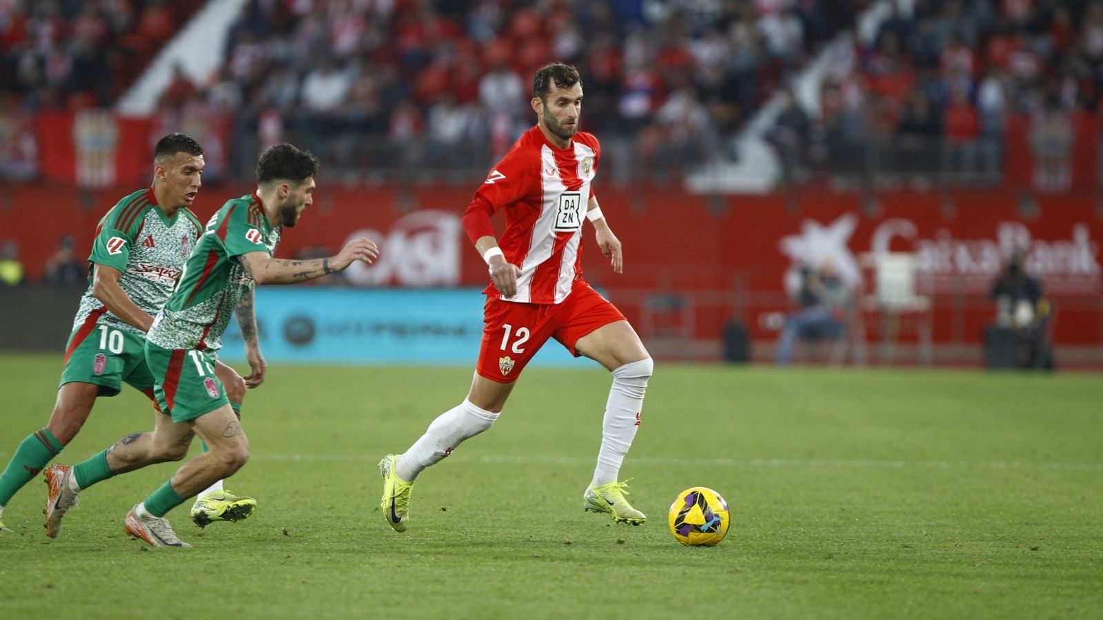 Leo Baptistao conduce el esférico en el partido del pasado curso ante el Granada.