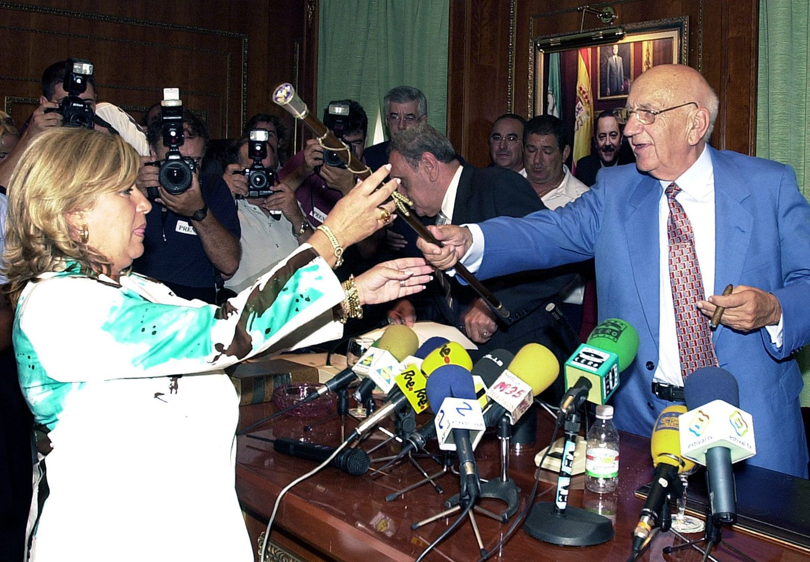 El concejal del GIL Victoriano Rodríguez entregando la vara de mando a Marisol Yagüe el 13 de agosto de 2003.