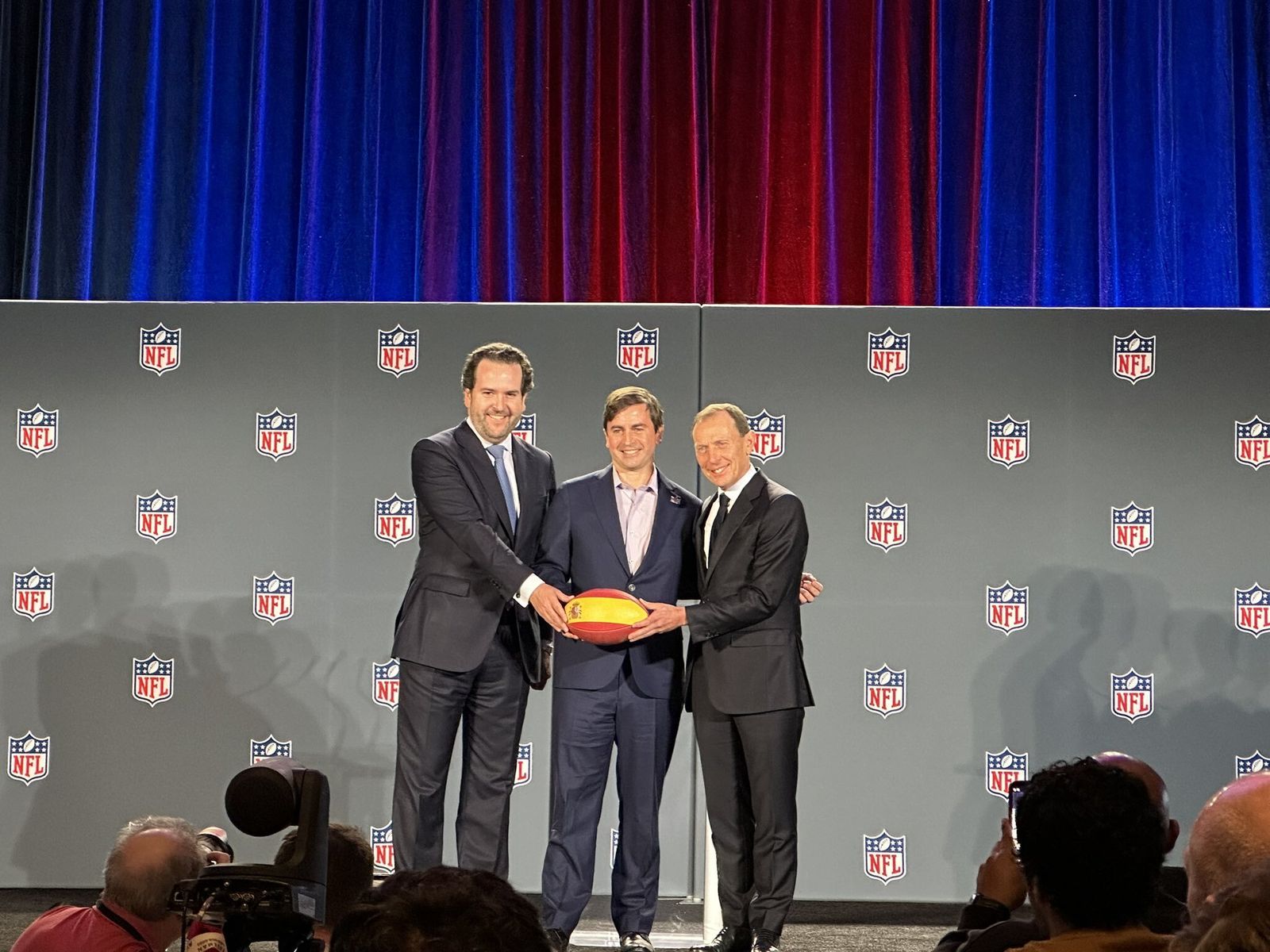 El Santiago Bernabéu acogerá un partido oficial de la NFL en 2025.