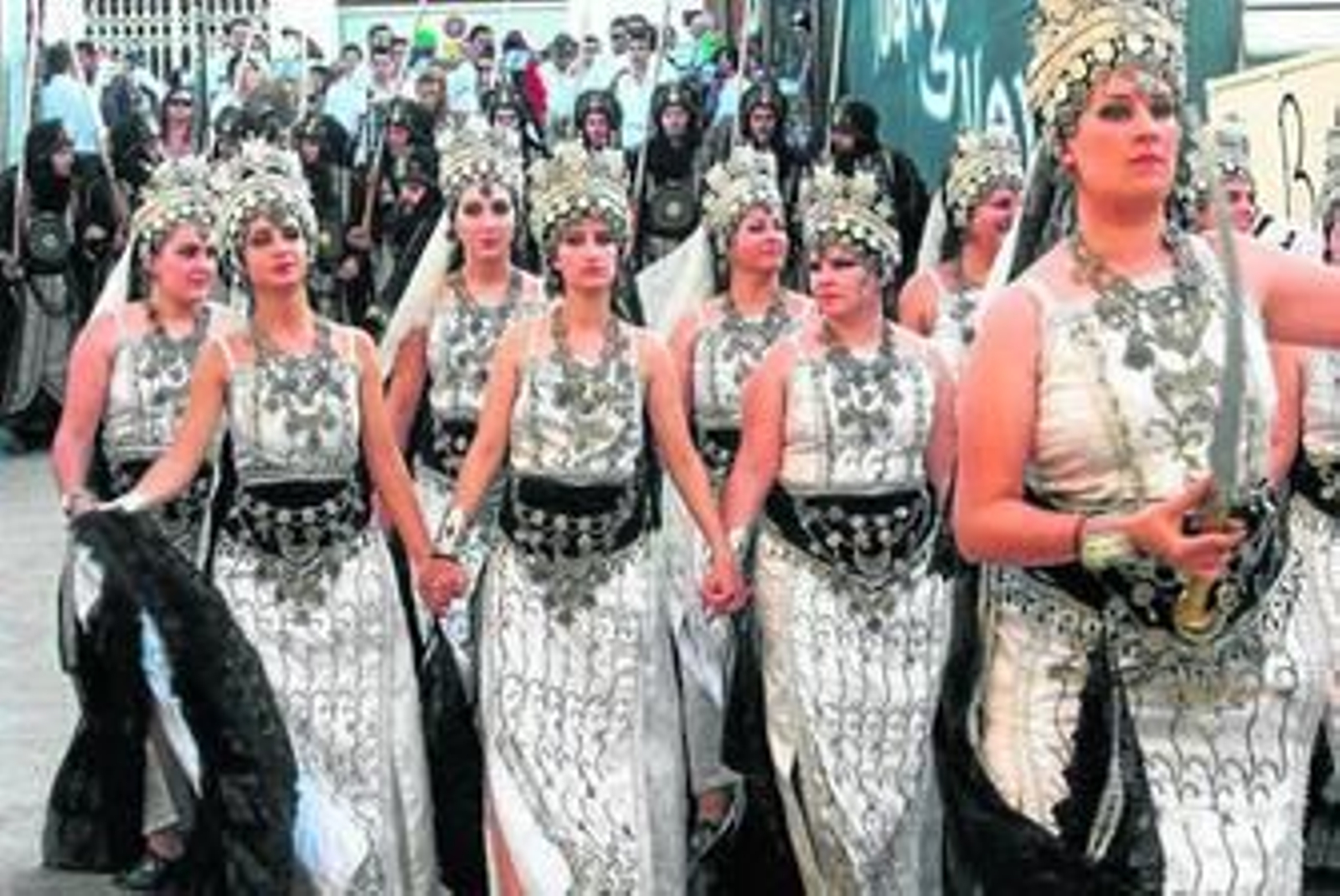 Las bellas mujeres moras despiertan la admiración de cuantos asisten al desfile.