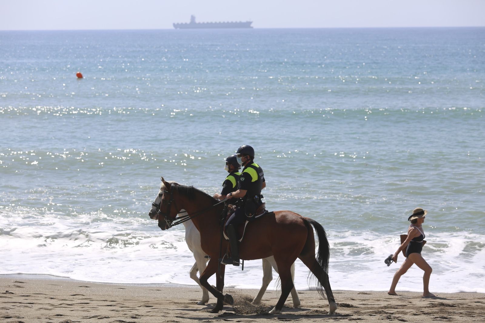 Fotos de la playa de la Malagueta, en Málaga, vacía pese al calor