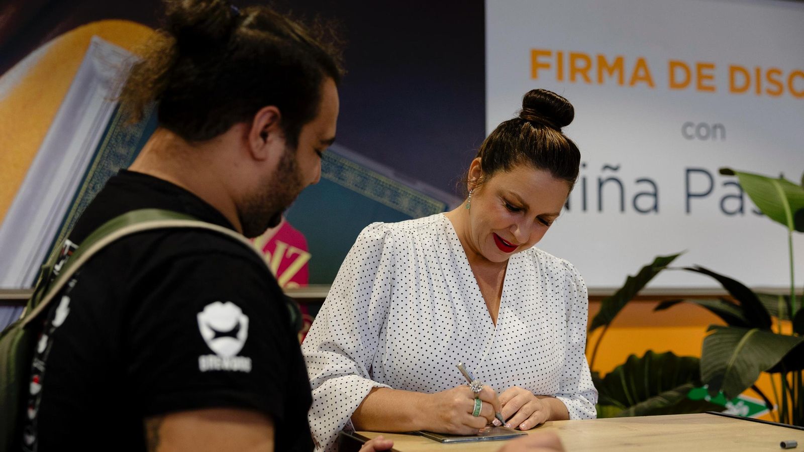 Las imágenes de la firma de discos de Niña Pastori en Cádiz