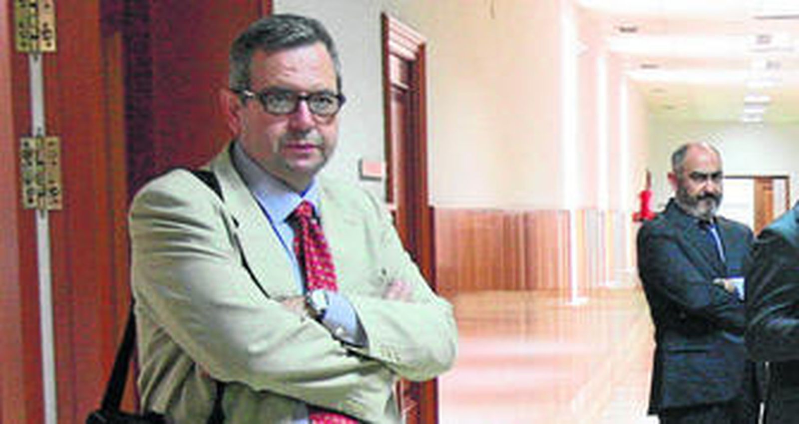 Miguel Osuna, en primer plano, y Manuel Rodríguez de Castro, esperando para entrar en la sala en una de las sesiones del juicio.