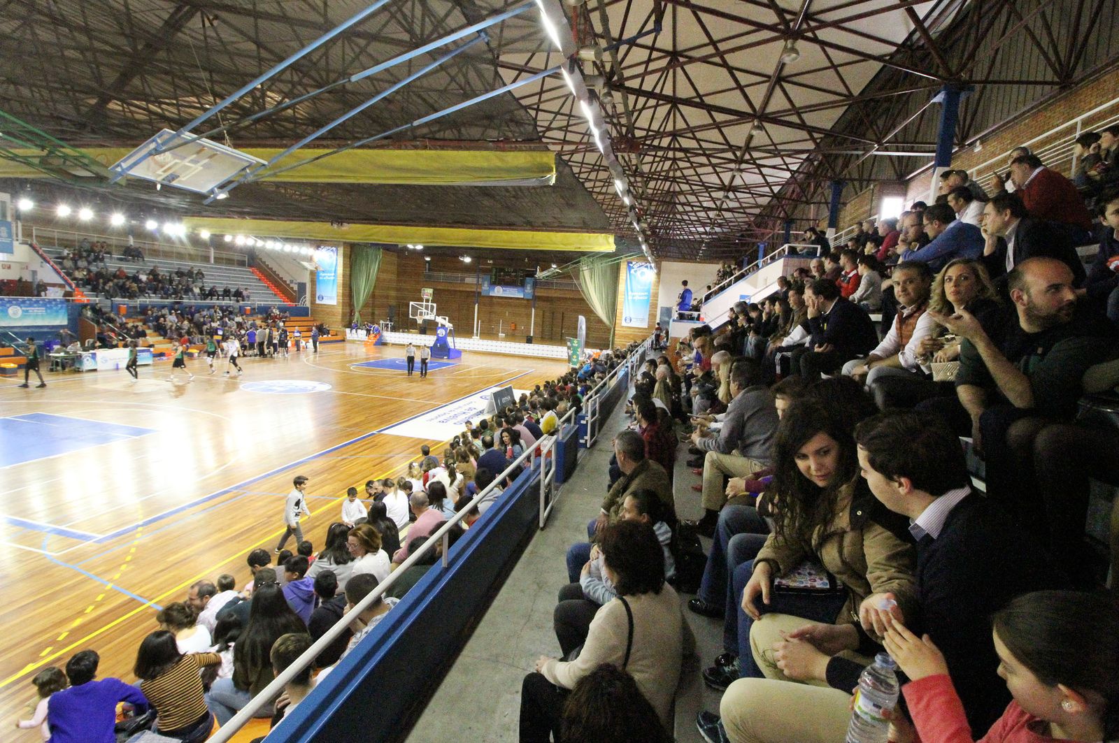 Imagen general de las gradas repletas de aficionados en el Andrés Estrada.