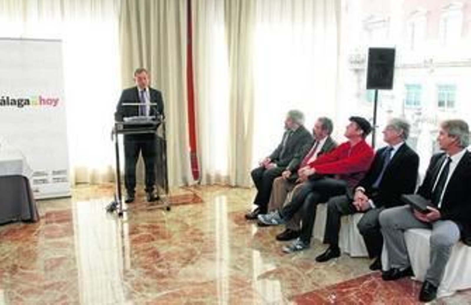 Antonio Médez, director de 'Málaga Hoy', desgrana ante los premiados sus respectivas semblanzas.