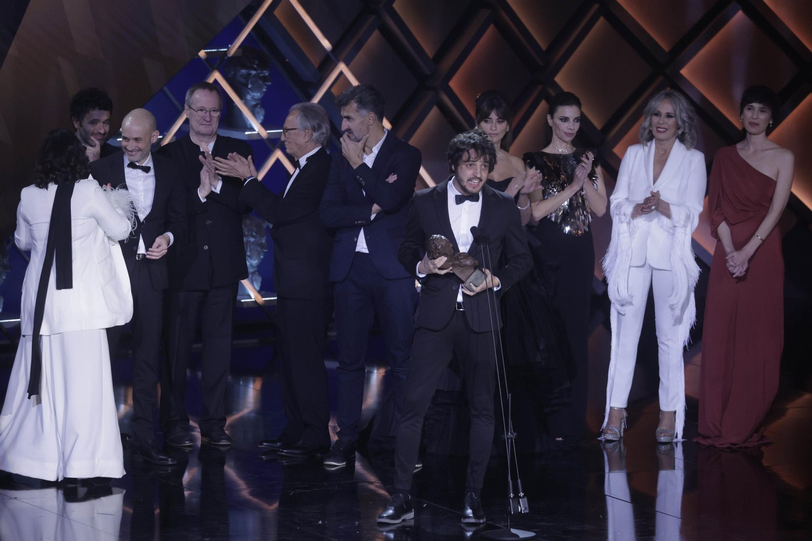 Las actrices de ‘Belle Époque’ entregaron el Goya a la mejor película a ‘As bestas’.