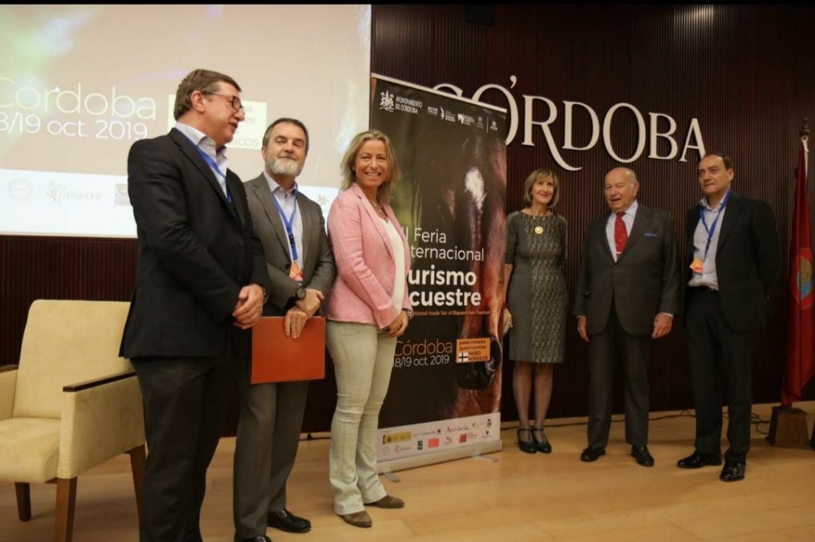 La organización y el Ayuntamiento durante la inauguración.