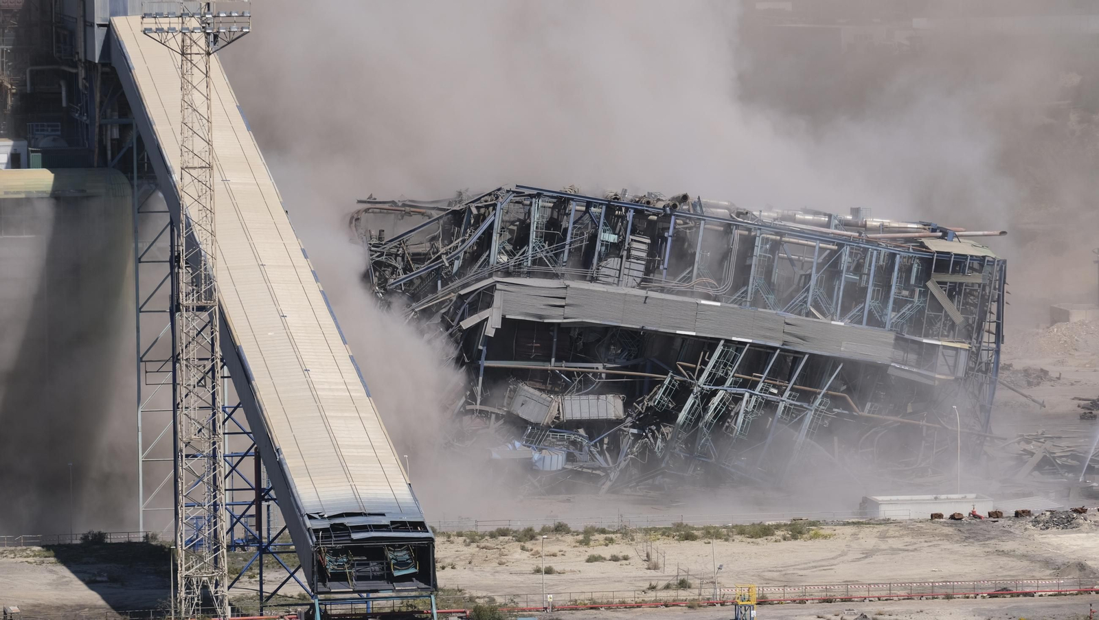 La voladura-demolición de la central térmica de Endesa en Carboneras, en imágenes