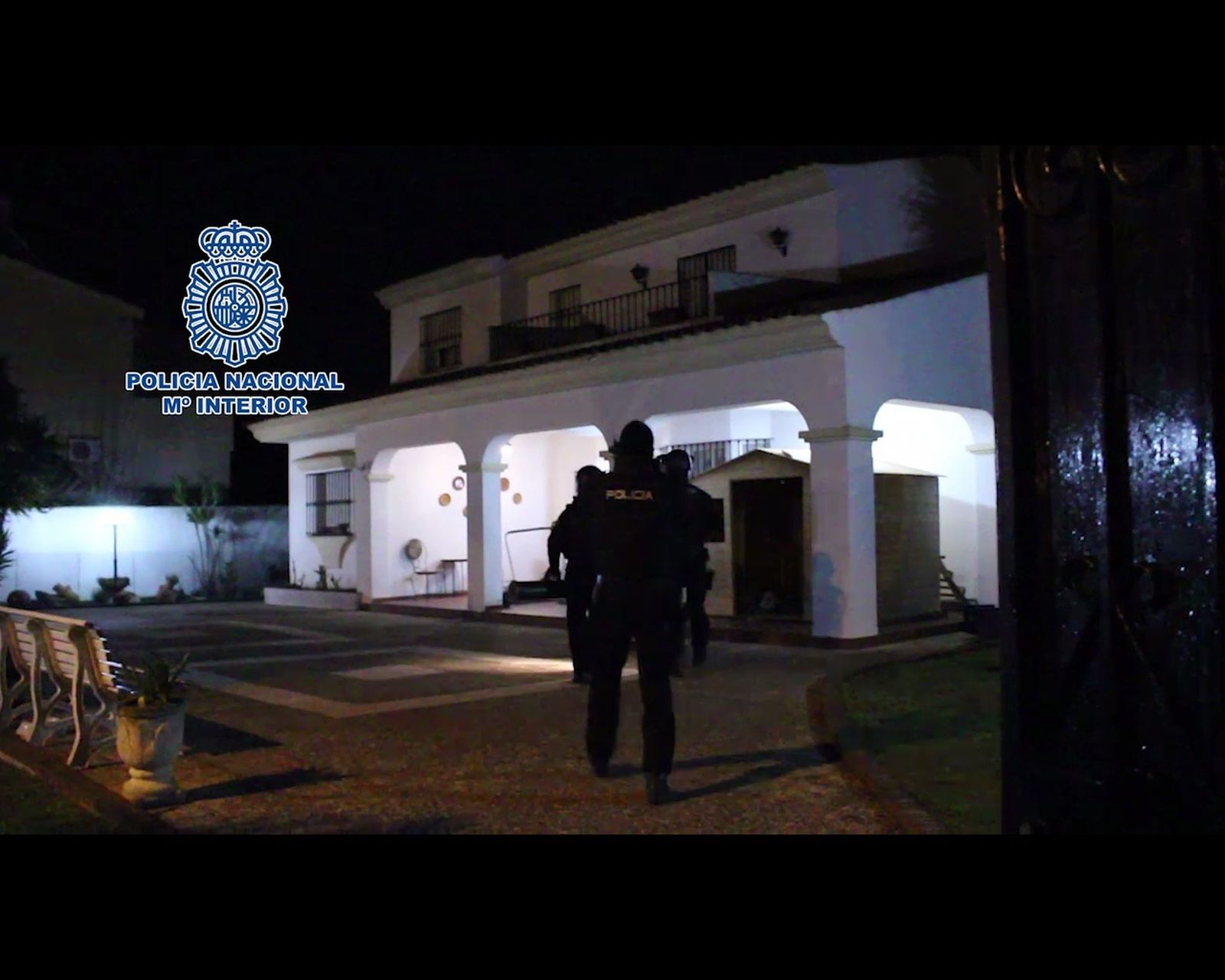 Varios agentes de la Policía Nacional se dirigen hacia el chalé de Sito Miñanco en Algeciras para inspeccionarlo.