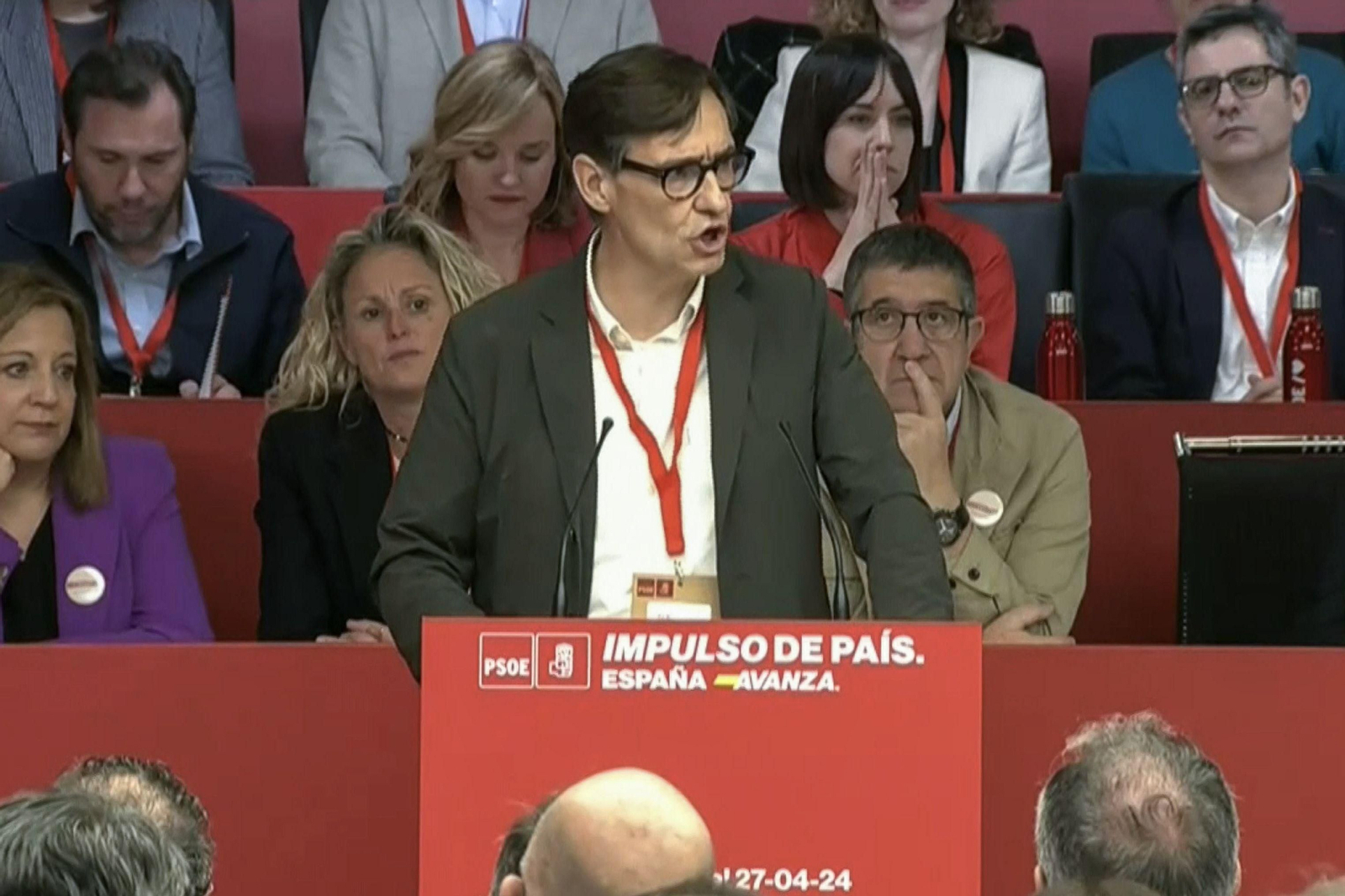 Concentración en Ferraz en apoyo a Sánchez