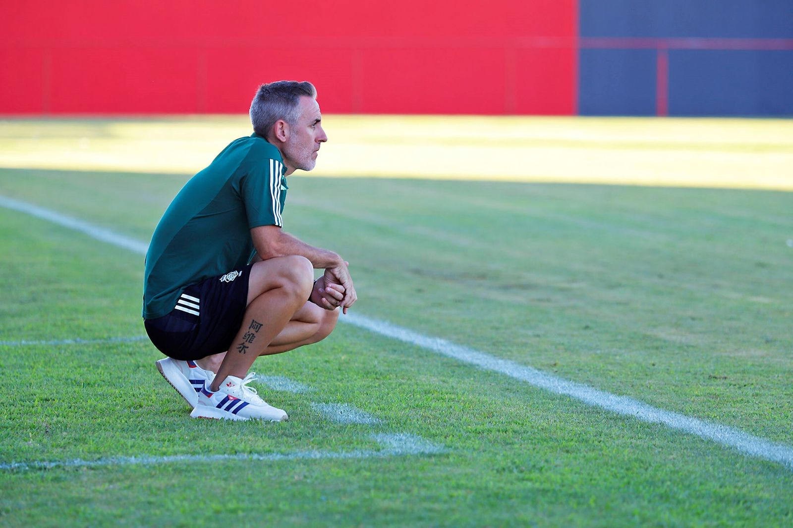 Abel Gómez, en la banda del Luis Rodríguez Salvador, durante el Cartaya-Recre.