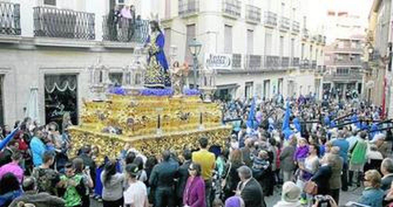 Cientos de personas acompañaron en la calle al Prendimiento.