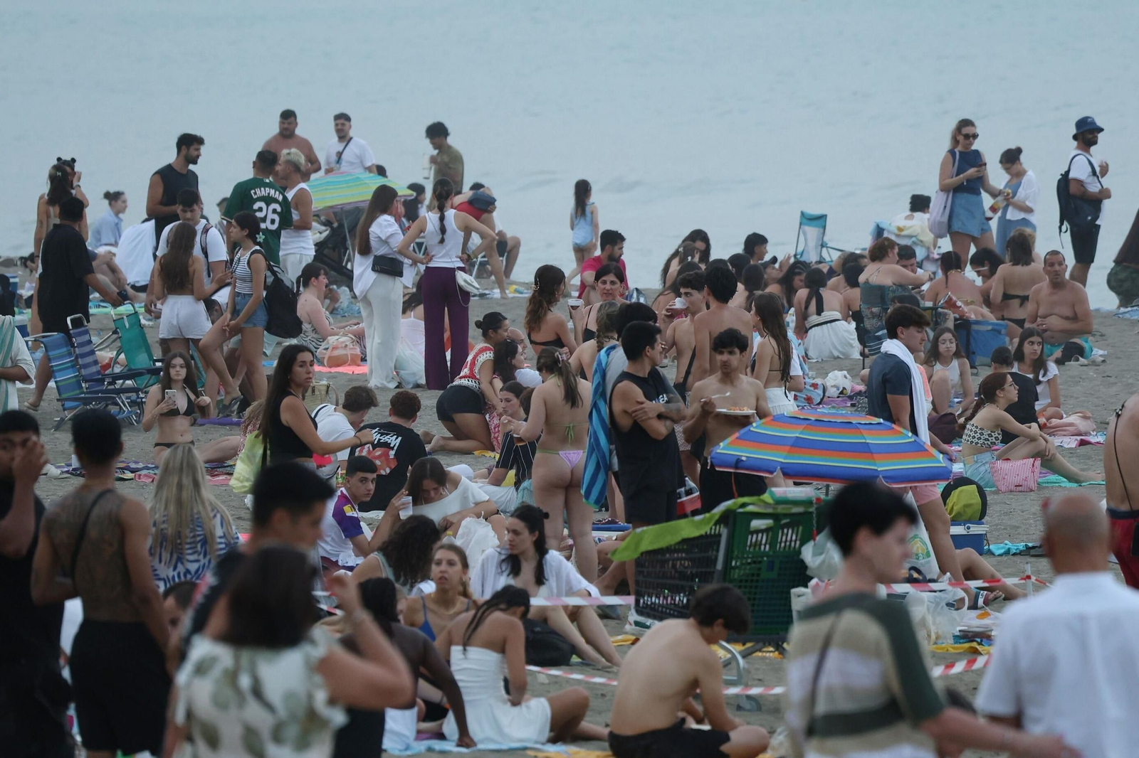 Así se vive la noche de San Juan en la playa de la Malagueta de Málaga, en fotos