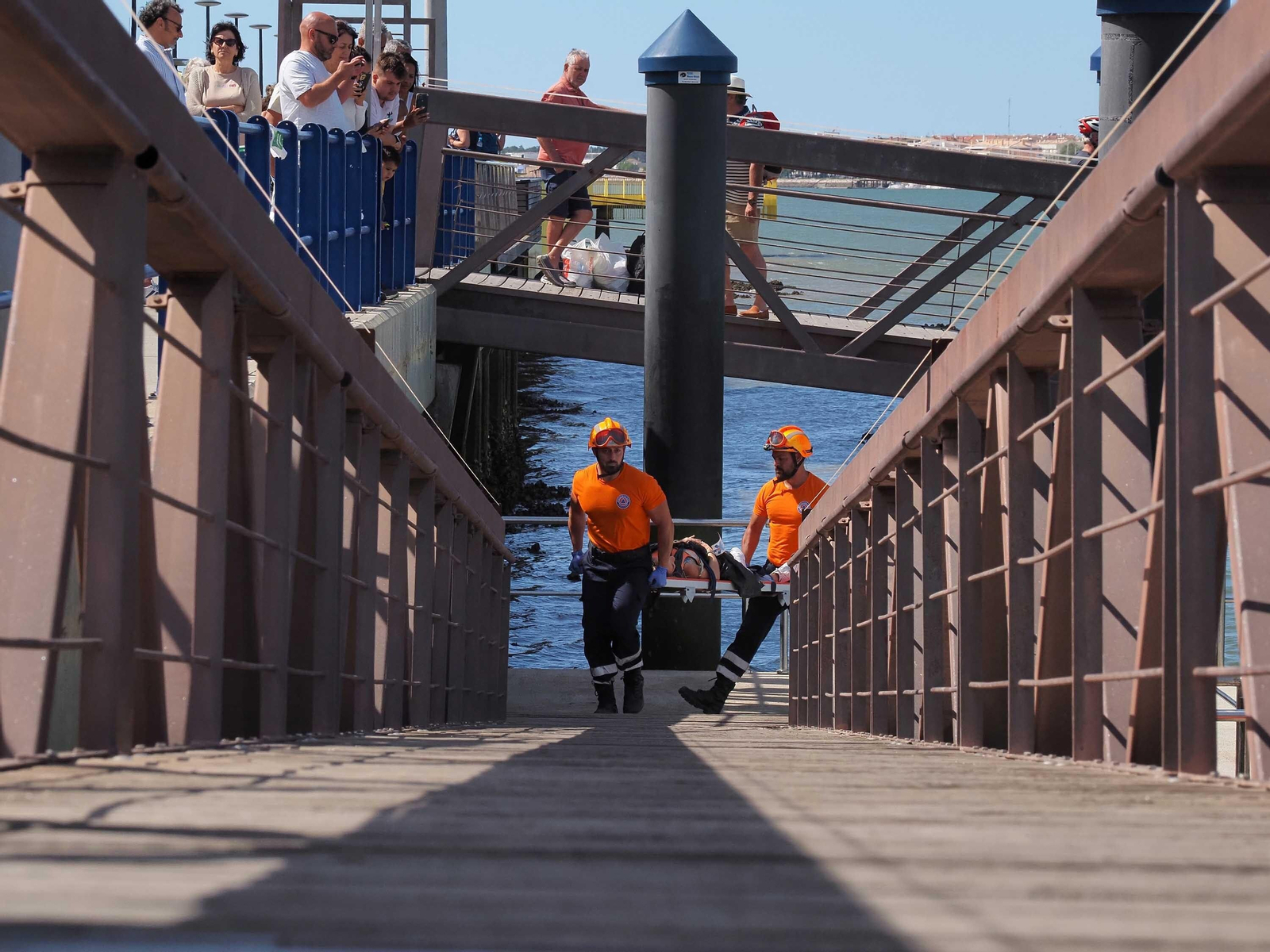 Las mejores imágenes del choque entre un ferry y un pesquero en medio del Guadiana