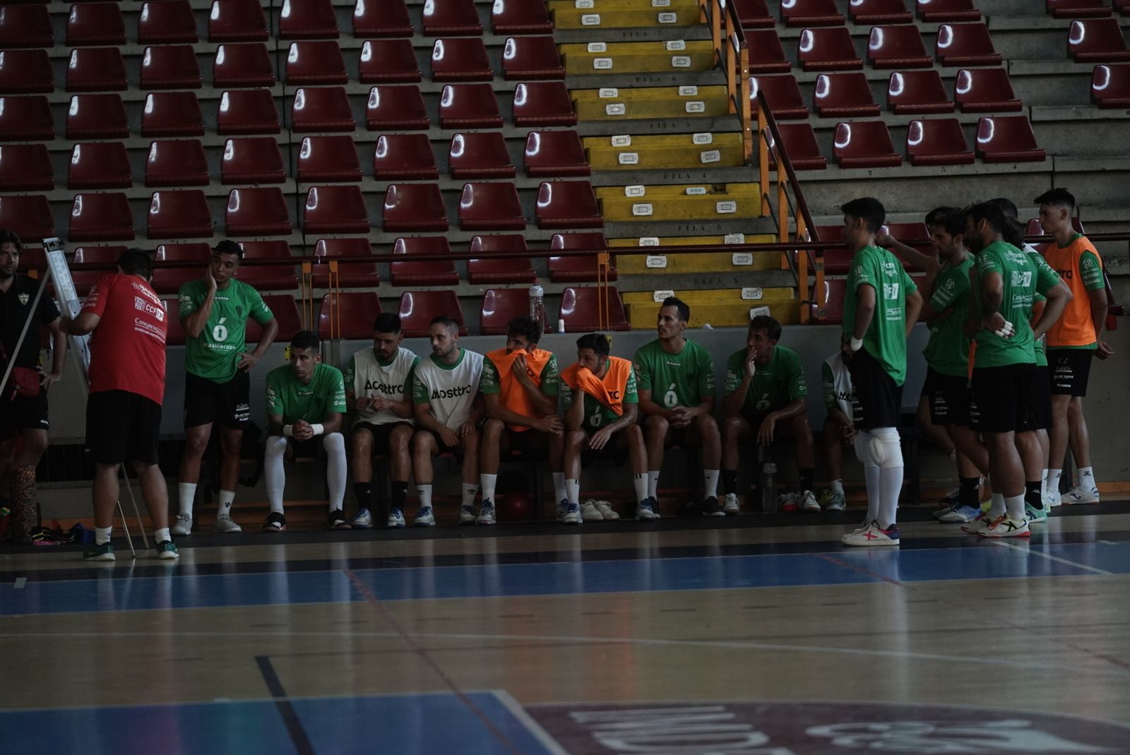 Josan González muestra las directrices a seguir a los jugadores antes del primer entrenamiento.