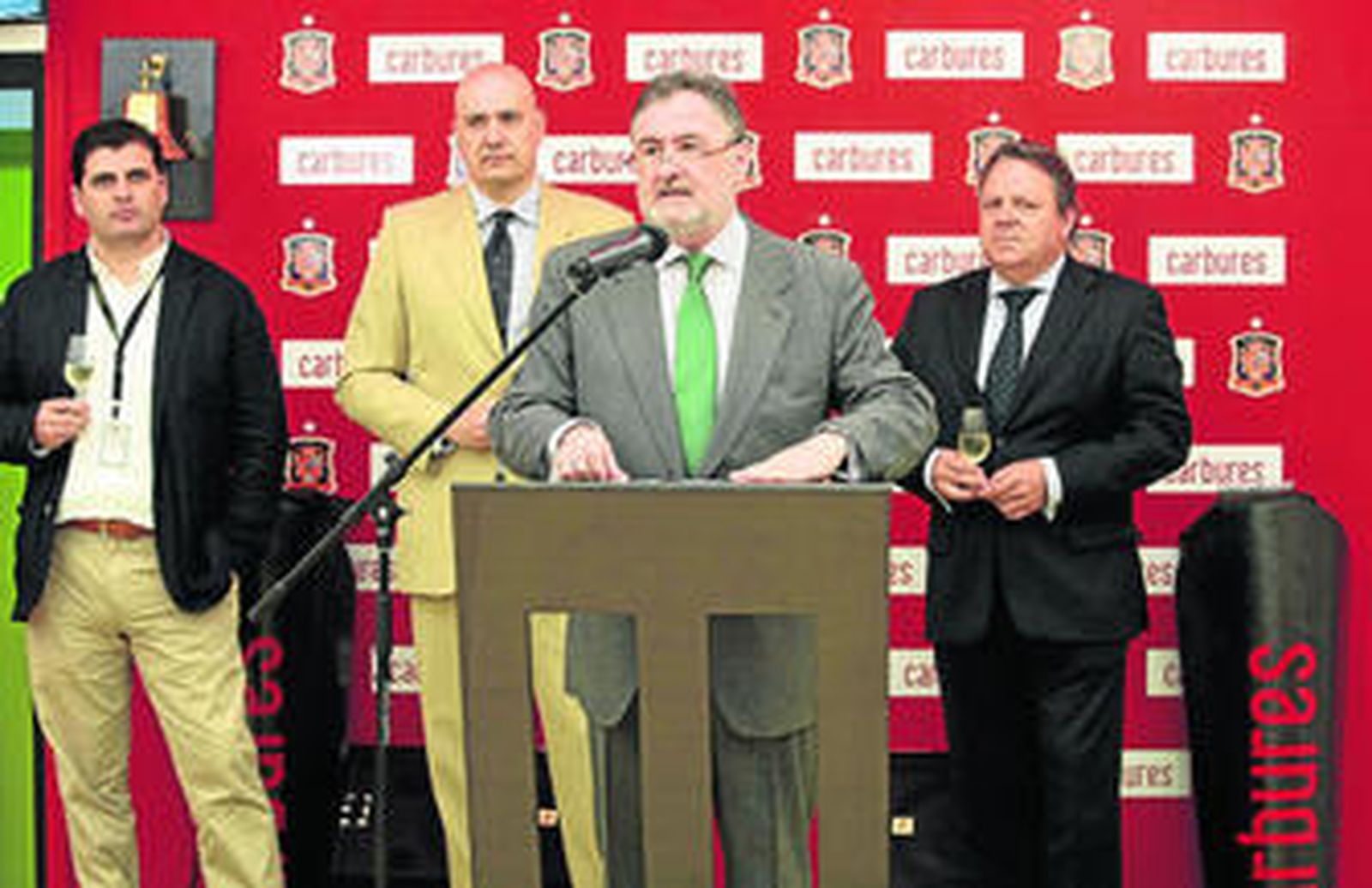 Los principales responsables de Carbures, ayer brindando con una copa de Fino en la Feria de El Puerto.