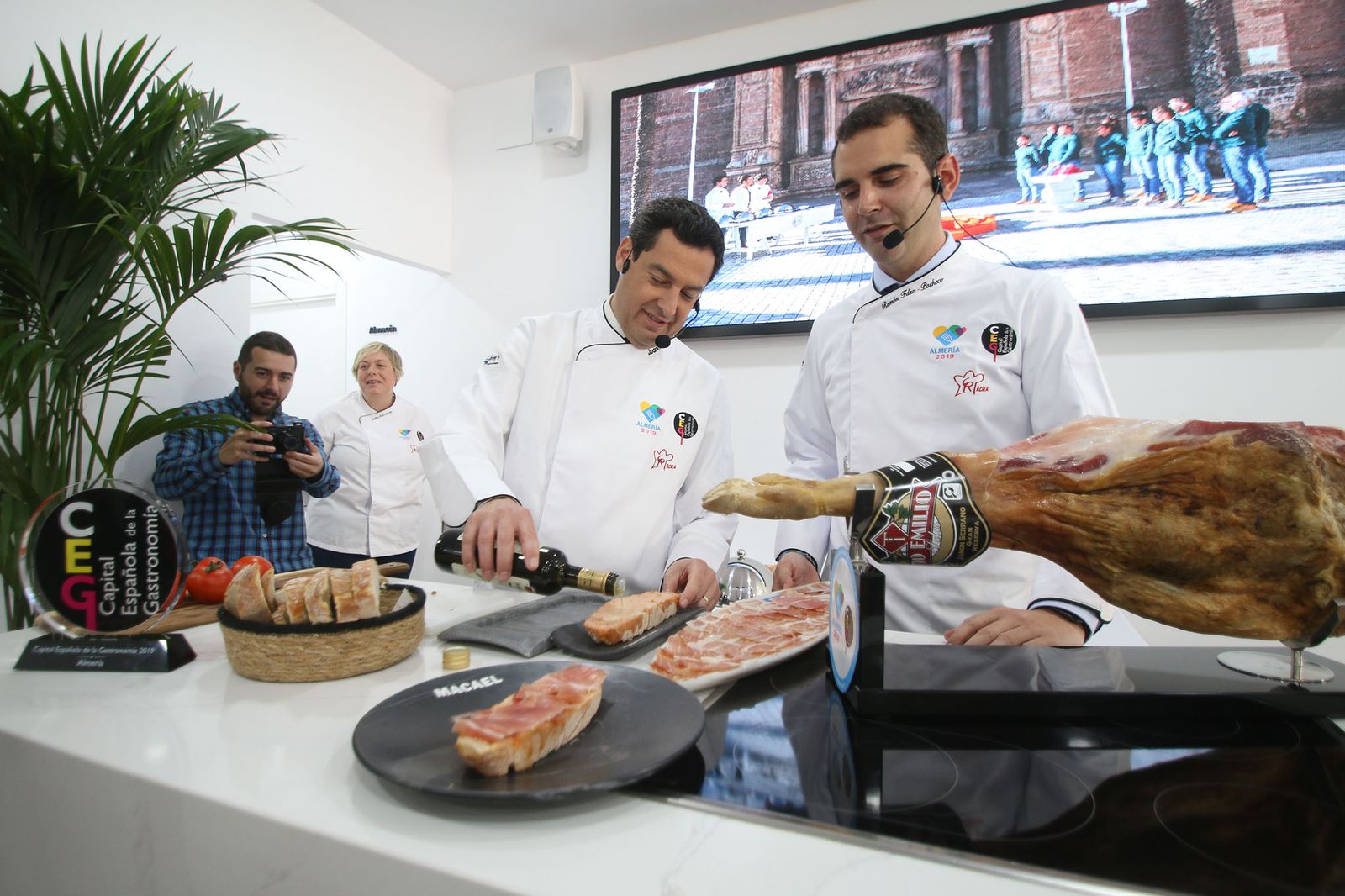 Las imágenes de la visita de Juanma Moreno a Almería