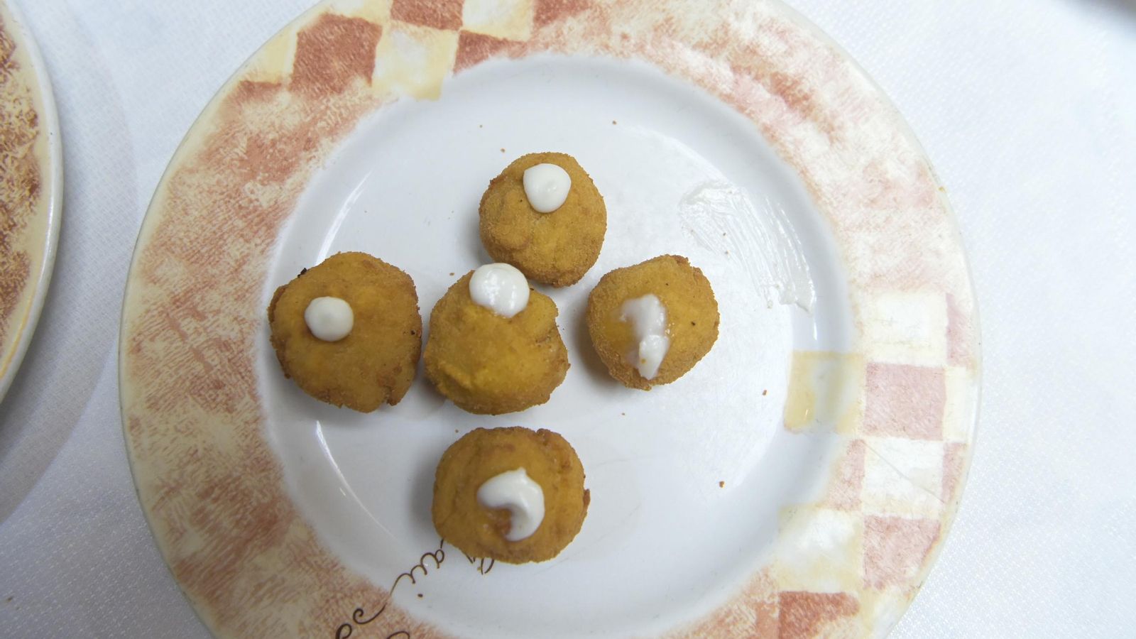 Croquetas de alcachofa, gambas, jamón y alioli de manzana