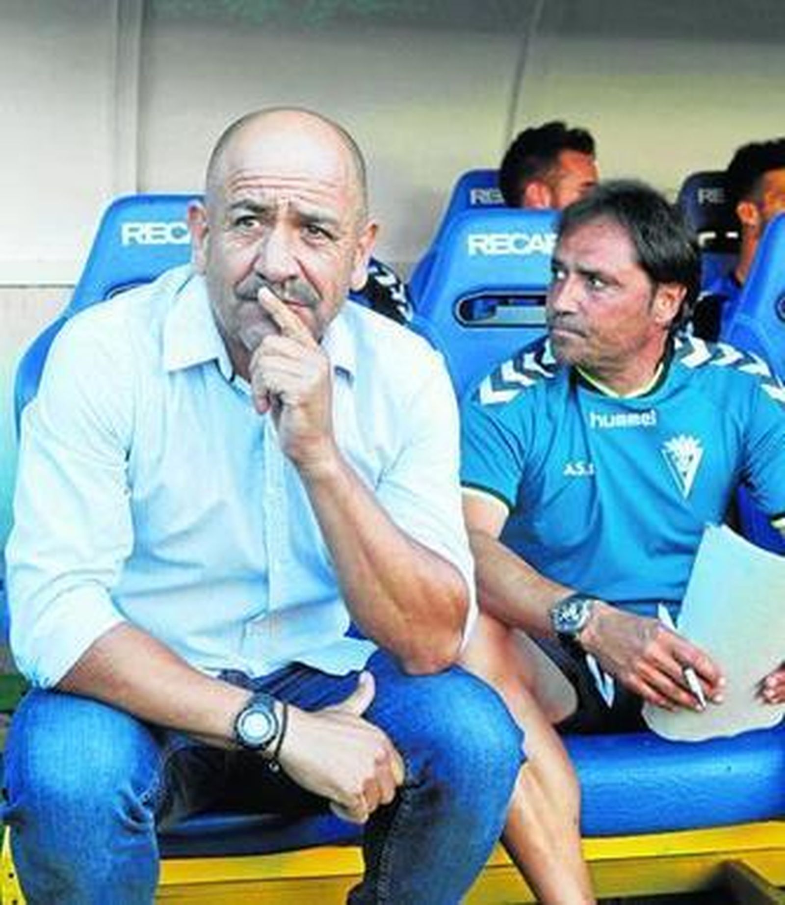 Claudio Barragán (i) y su segundo, Alfredo Santaelena, en uno de los partidos durante su etapa en el Cádiz.