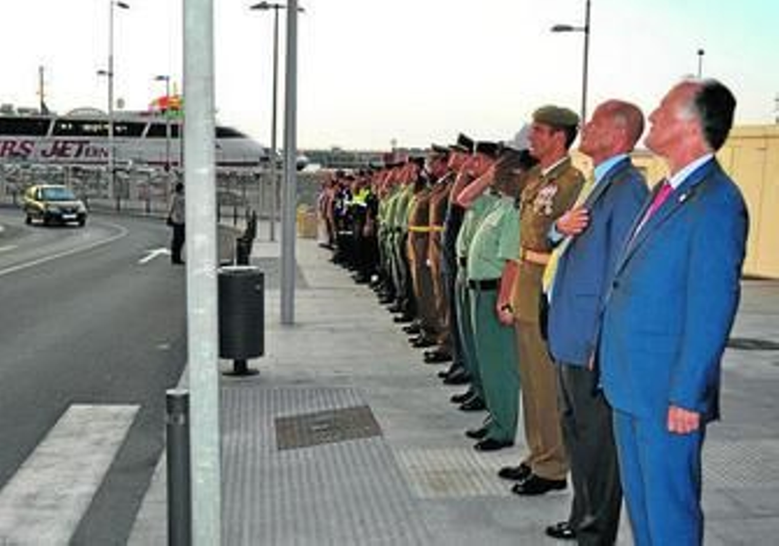 Un momento del acto de izado de la bandera española, ayer por la mañana en Tarifa.