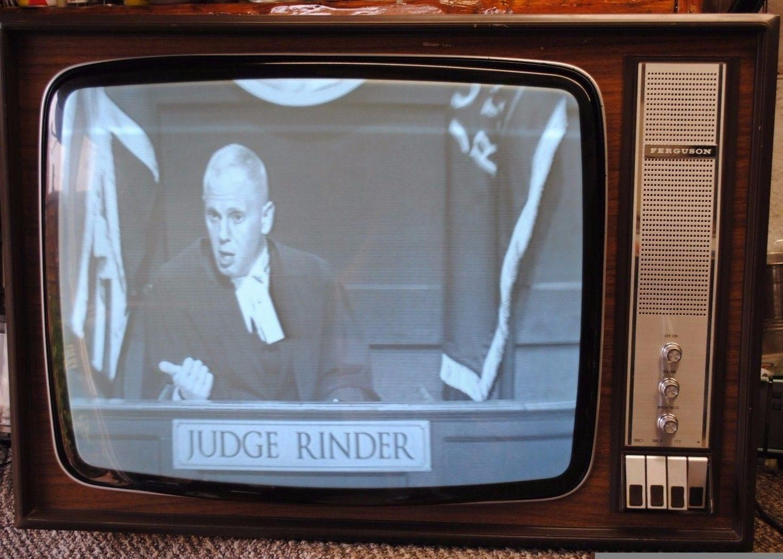 Un monitor de principios de los años 70 en blanco y negro. aún en funcionamiento