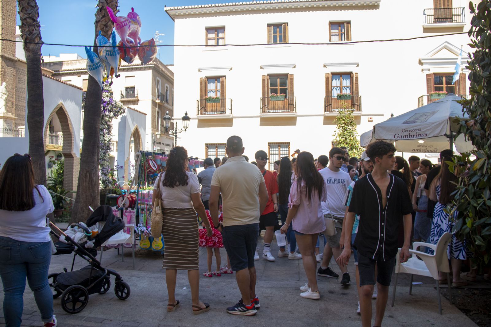 La Costa de Granada celebra y baila al ritmo de las Cruces
