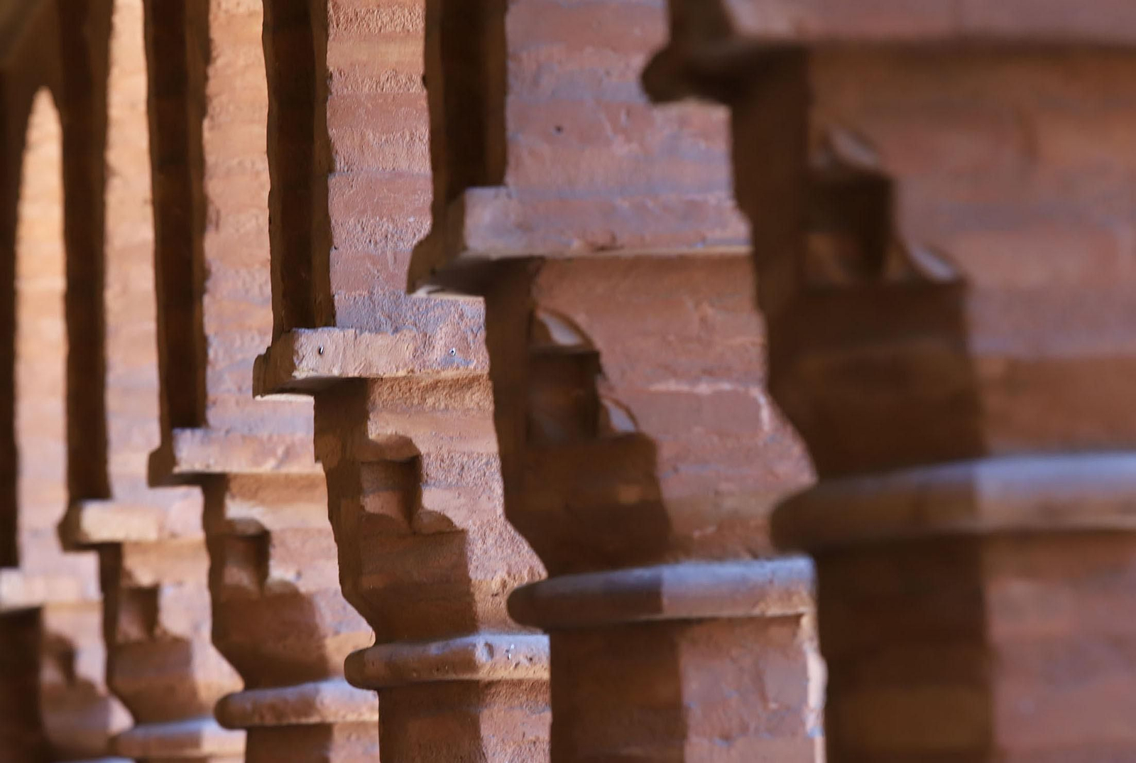 Estado de deterioro en el que se encuentra las pinturas murales del patio mudéjar de La Rábida.