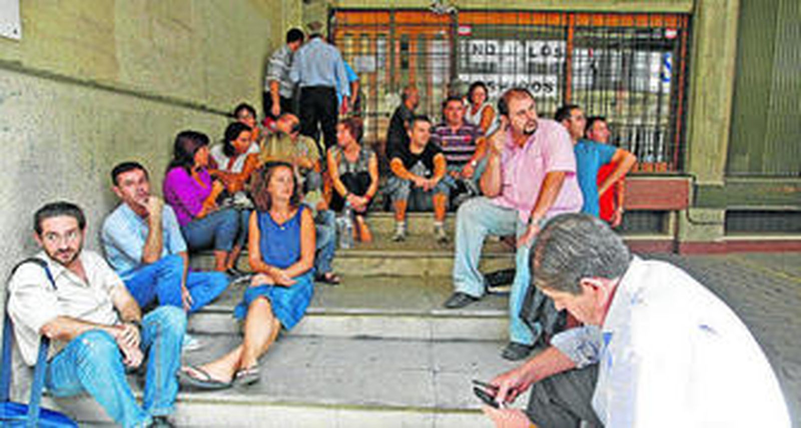 Trabajadores de Onda Jerez, ayer a las puertas del edificio cuyas cerraduras estaban selladas.