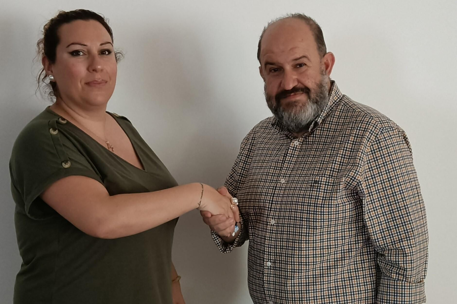 Francisco Lirola (PP) rubrica el pacto con María de Ambrox (Cs)