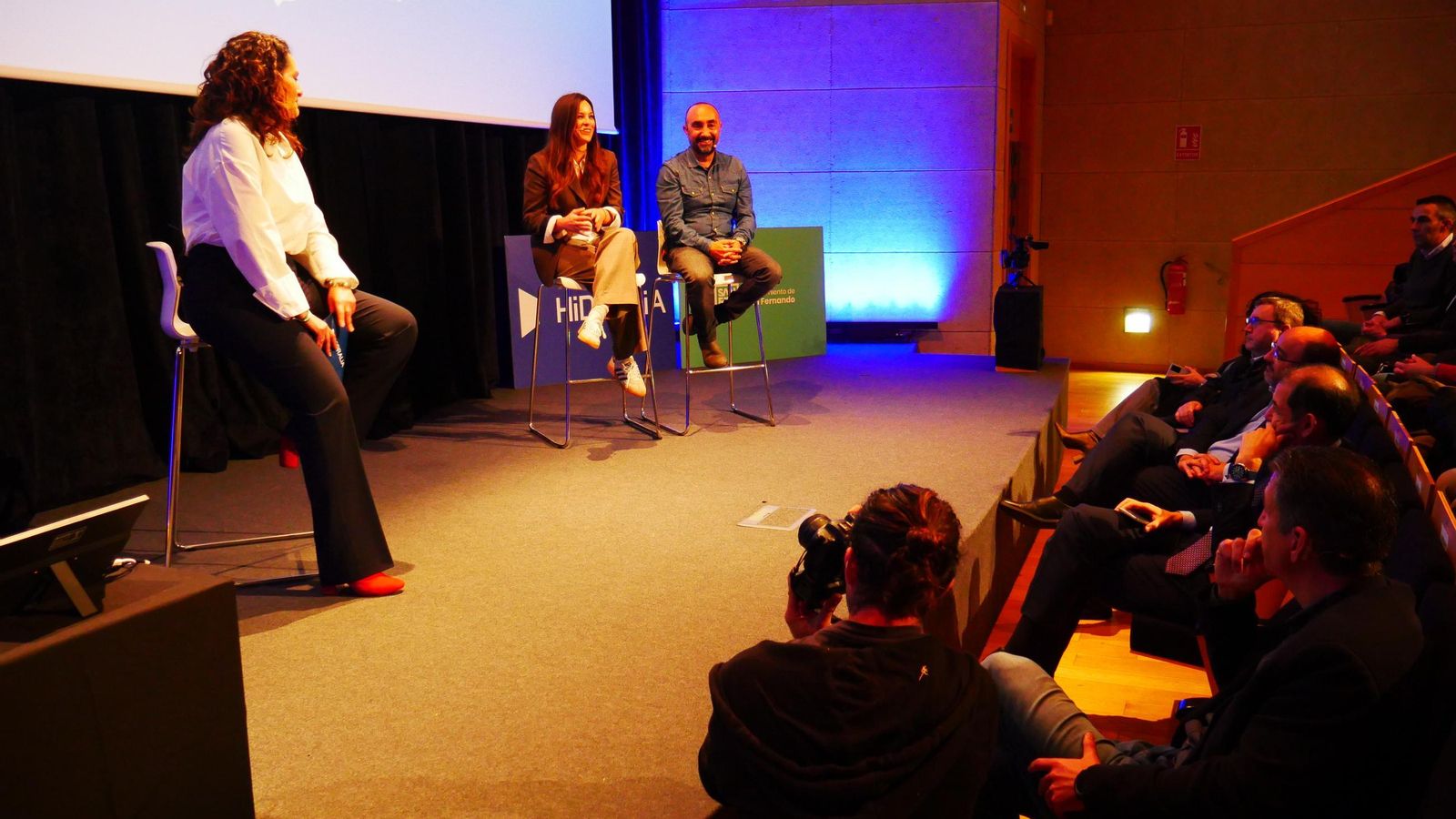 Benavente y Martín dialogando con los estudiantes.