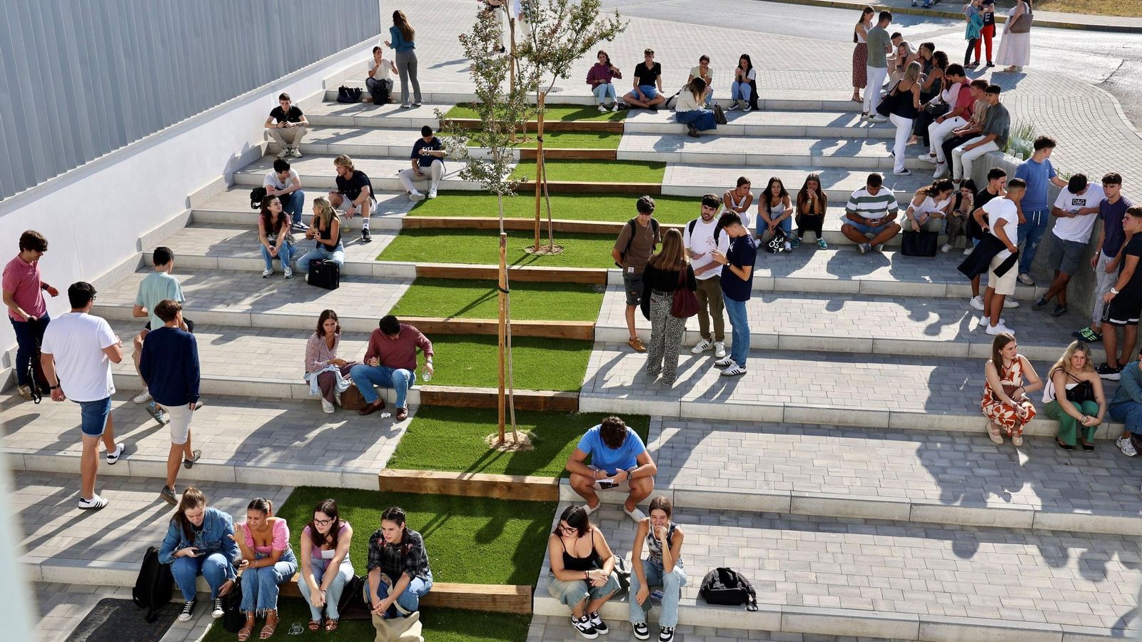 Los nuevos estudiantes en las escaleras de entrada a la Universidad CEU Fernando III.
