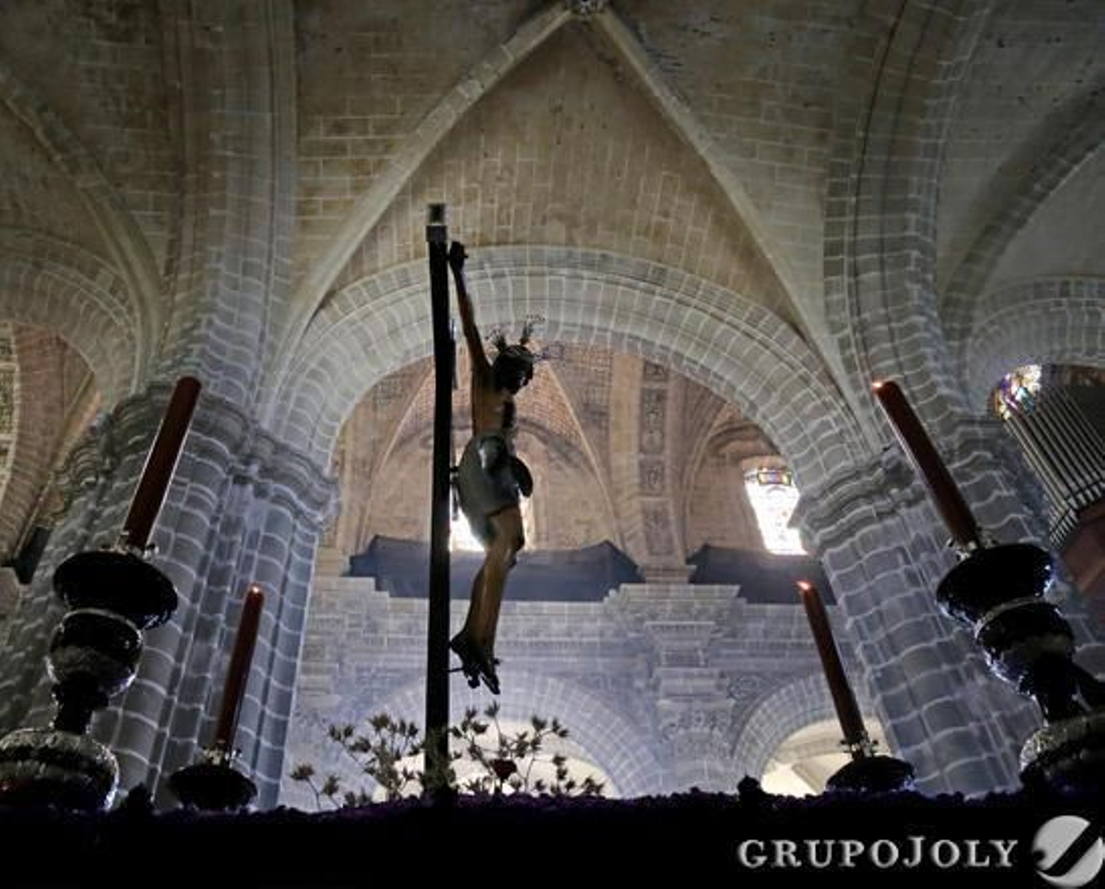 El paso de misterio del Santísimo Cristo de la Viga supera los últimos metros dentro de la Santa Iglesia Catedral antes de salir a las calles de Jerez.

Foto: Miguel Angel Gonzalez