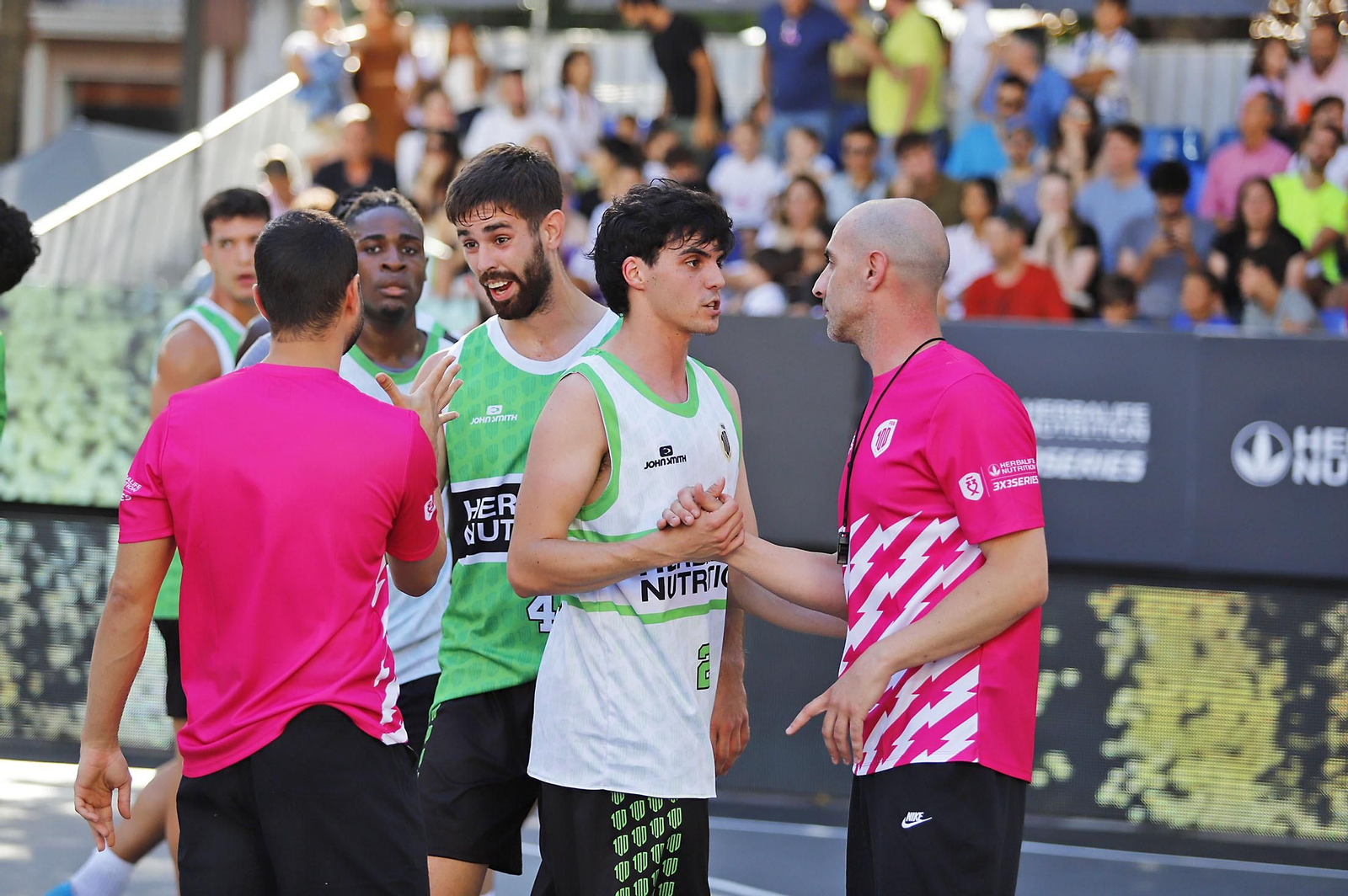 Imágenes del circuito Herbalife 3x3 de baloncesto en la Plaza de Las Monjas de Huelva