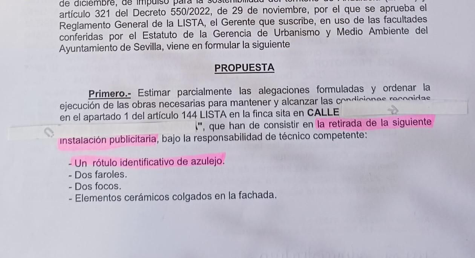 Orden de la Gerencia de Urbanismo para retirar un rótulo cerámico de un negocio del barrio de Santa Cruz.