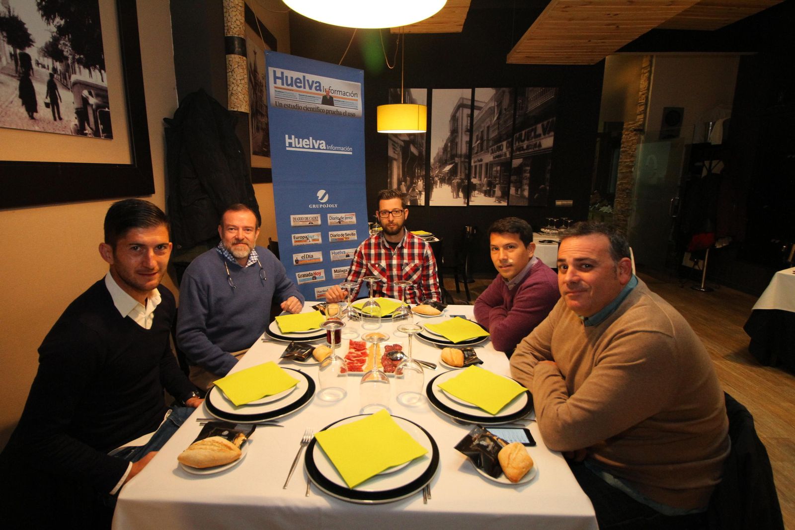 Fran Machado y José Luis Pena disfrutaron de la buena mesa de Ciquitrake en La Tertulia de 'Huelva Información'.