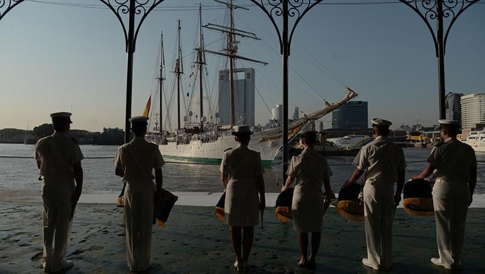 Las imágenes del buque escuela 'Juan Sebastián de Elcano' en Buenos Aires