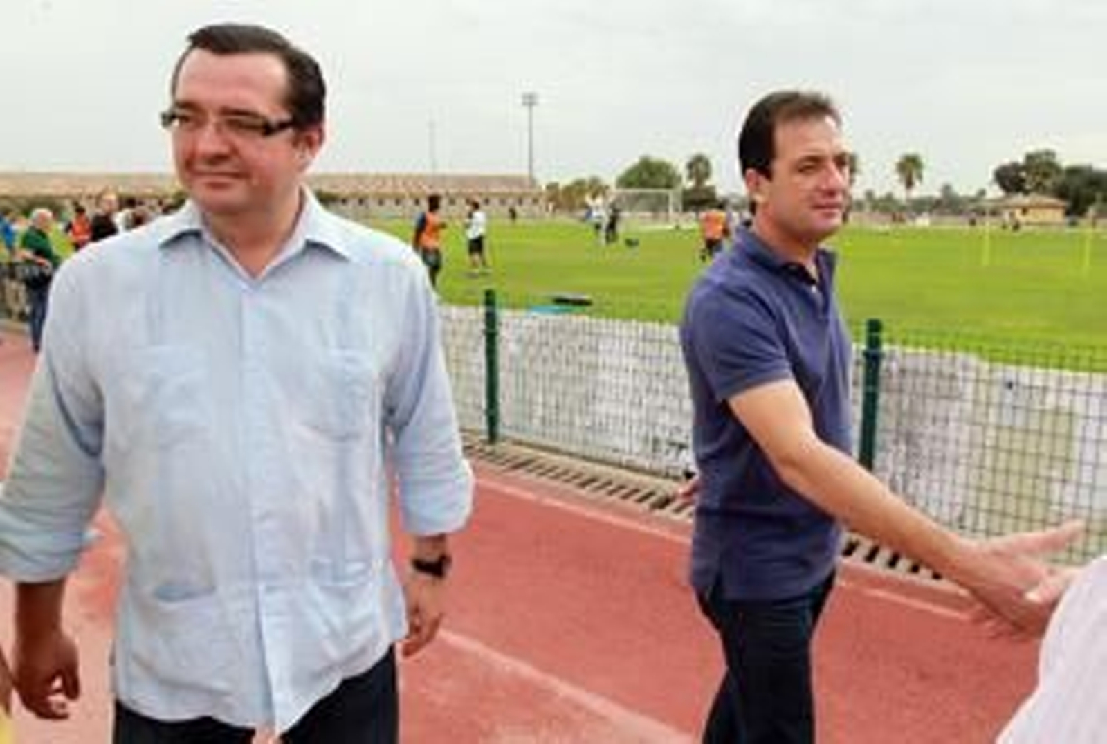 Miguel Ángel Rondán, en el entrenamiento de ayer en el Anexo junto a Francisco Javier López Ballesteros. /Miguel Ángel González