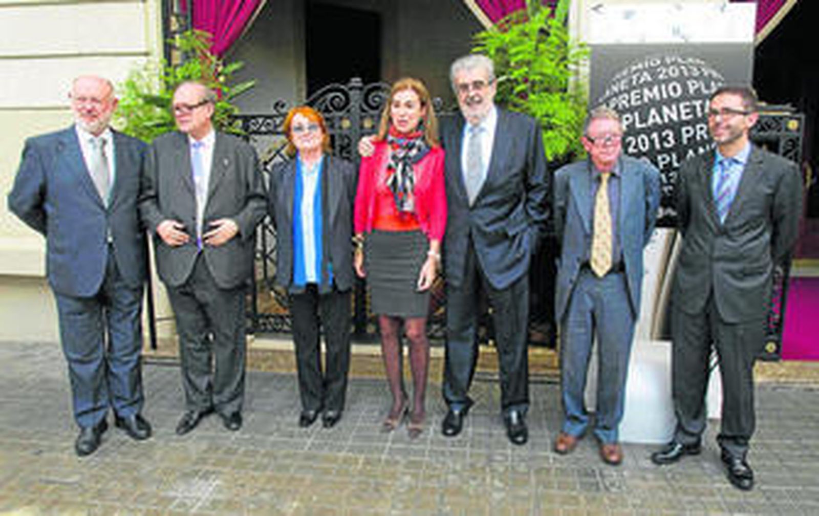 Juan Eslava Galán, Pere Gimferrer, Rosa Regàs, Carmen Posadas, José Manuel Lara Bosch, Alberto Blecua y Emili Rosales, ayer en Barcelona.