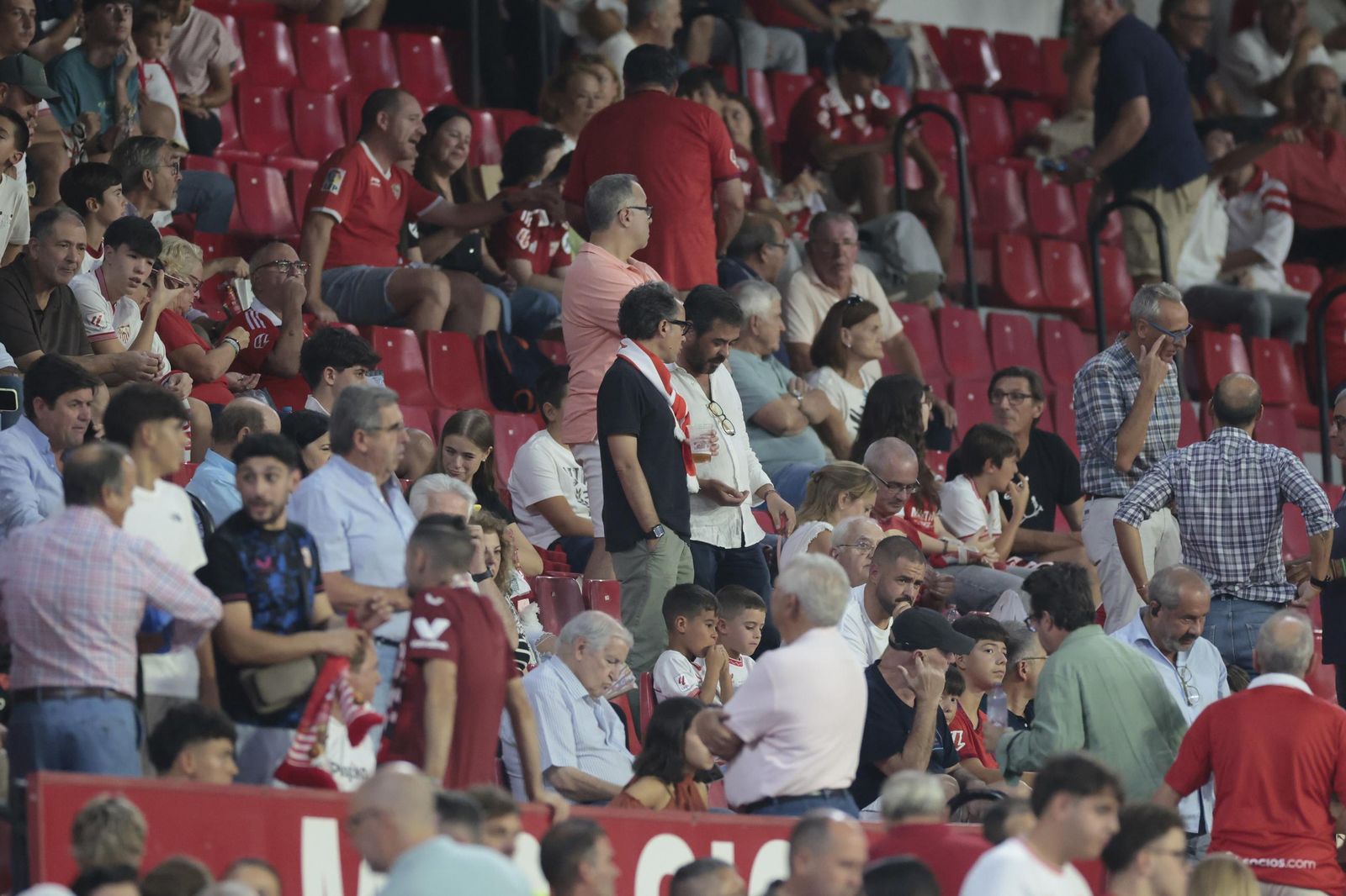 Búscate en las fotos del Sevilla - Elche