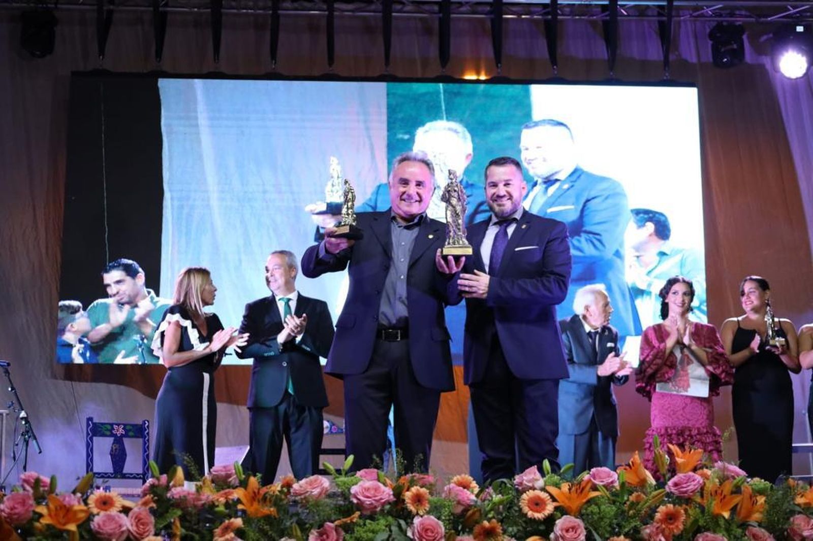 El ganador con el alcalde de Paterna.