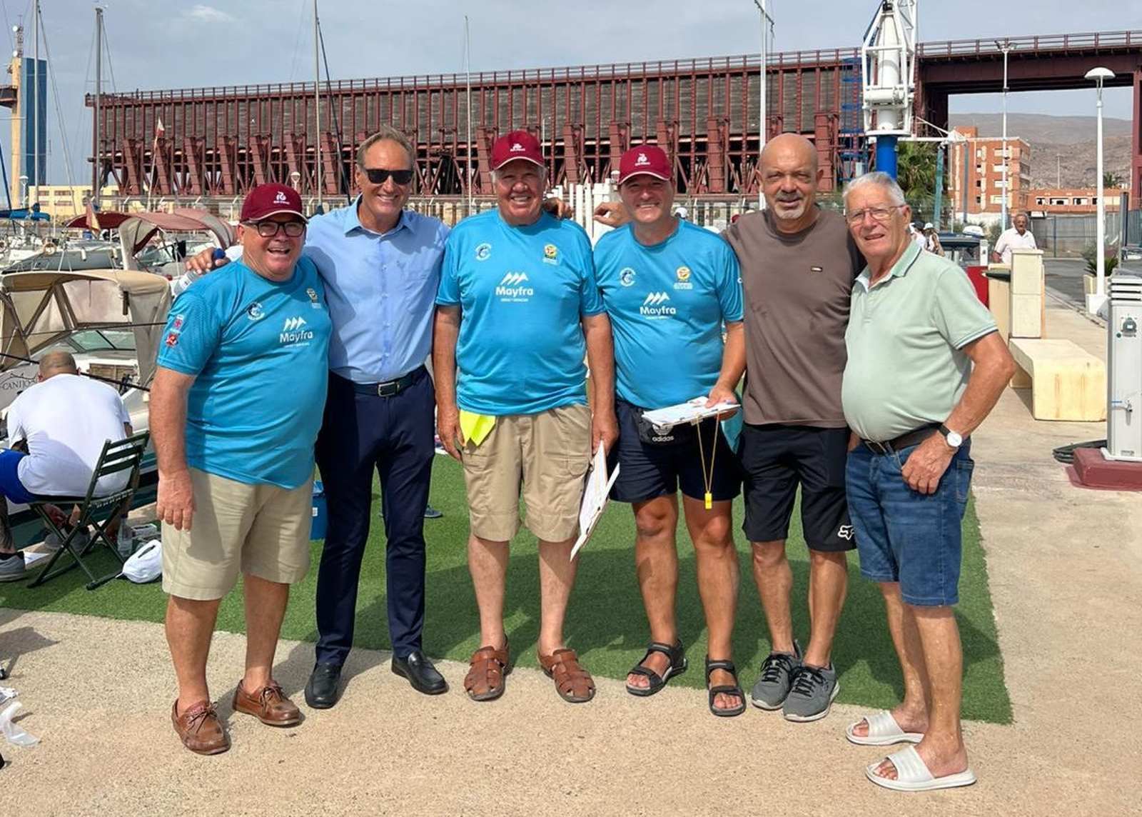 El concejal de Deportes, Antonio Casimiro, posa junto a los miembros de la organización durante su visita a la actividad.