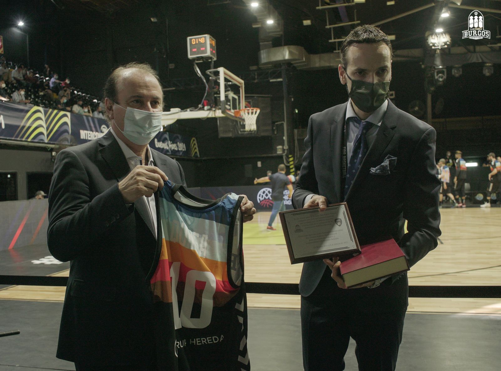 Félix Sancho (d.) intercambia un obsequio con el equipo rival en Buenos Aires.