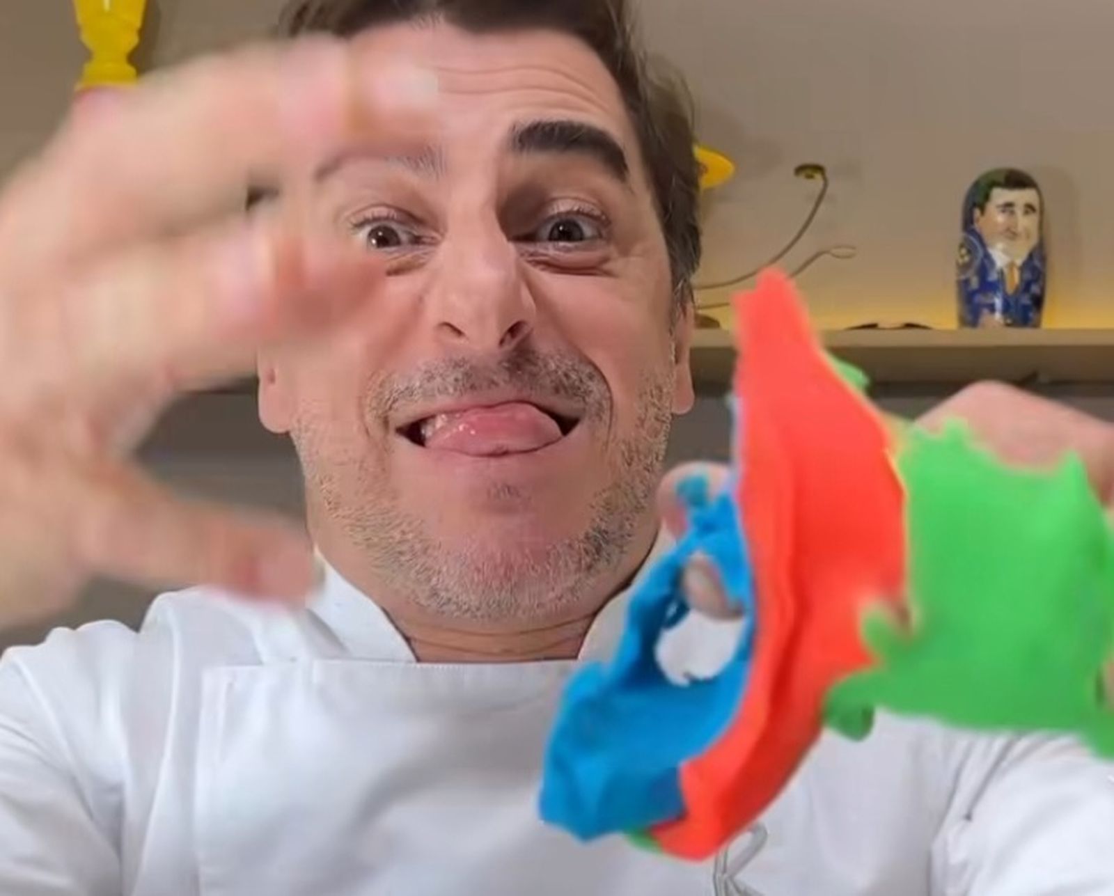 Jordi Roca con la plastilina que ha convertido en gel destilado para postre