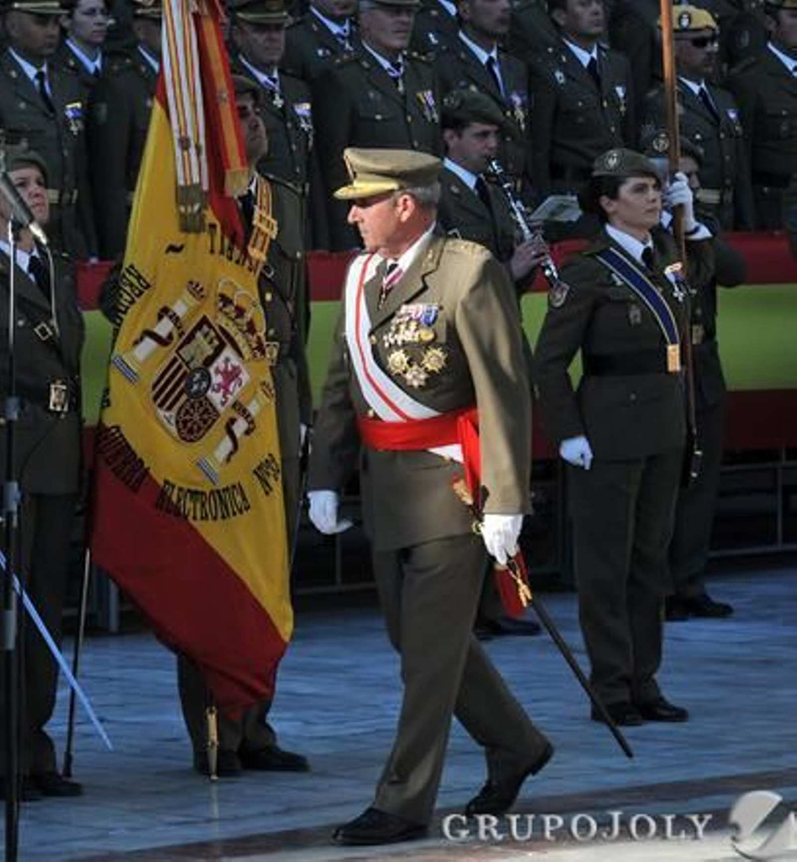 Las imágenes de la jura de bandera y el desfile militar del Día de San Fernando