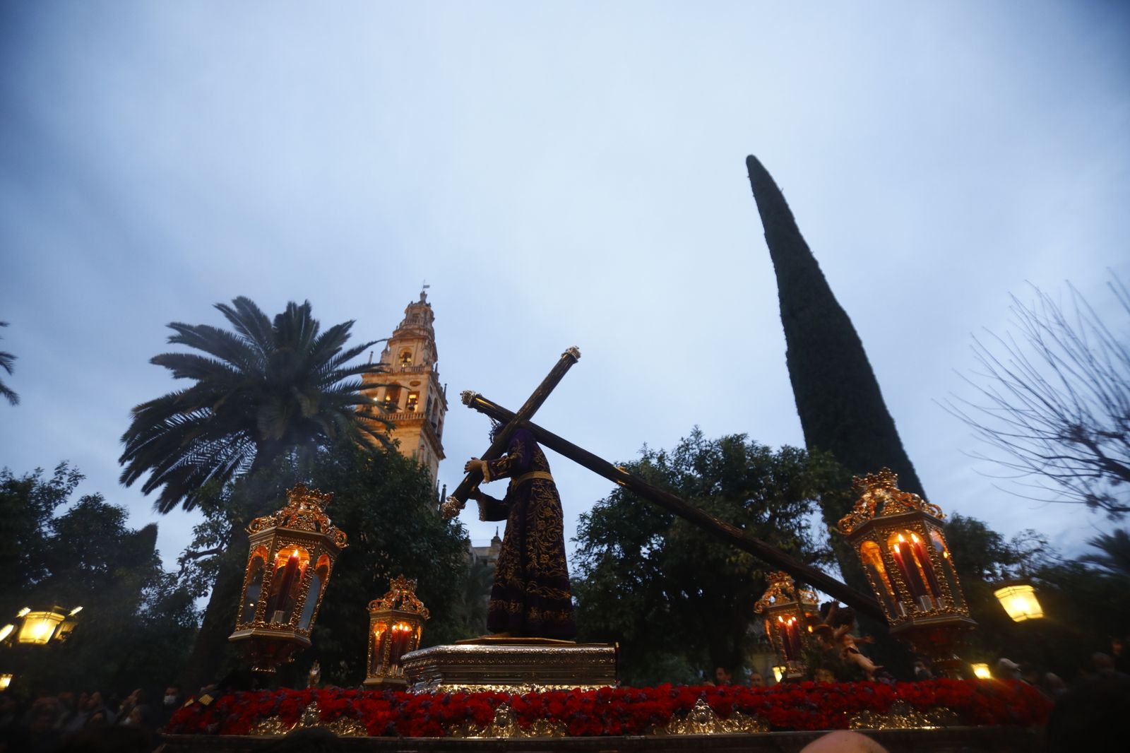 El vía crucis de las hermandades de Córdoba con el Señor del Calvario, en imágenes